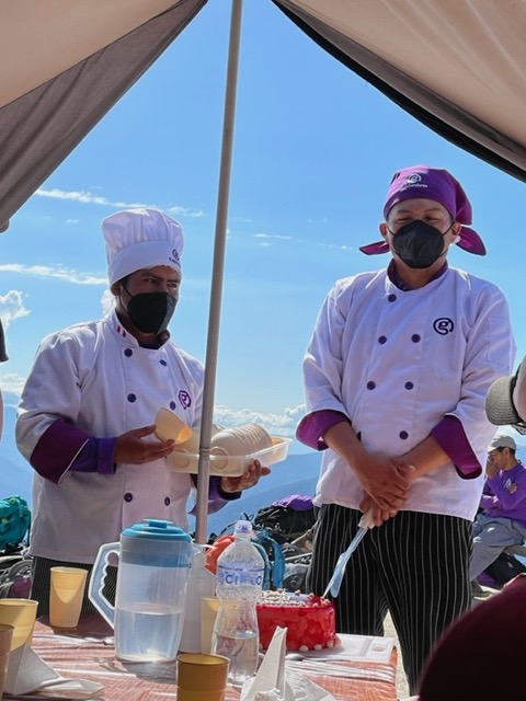 2 chefs in a tent on Inca Trail