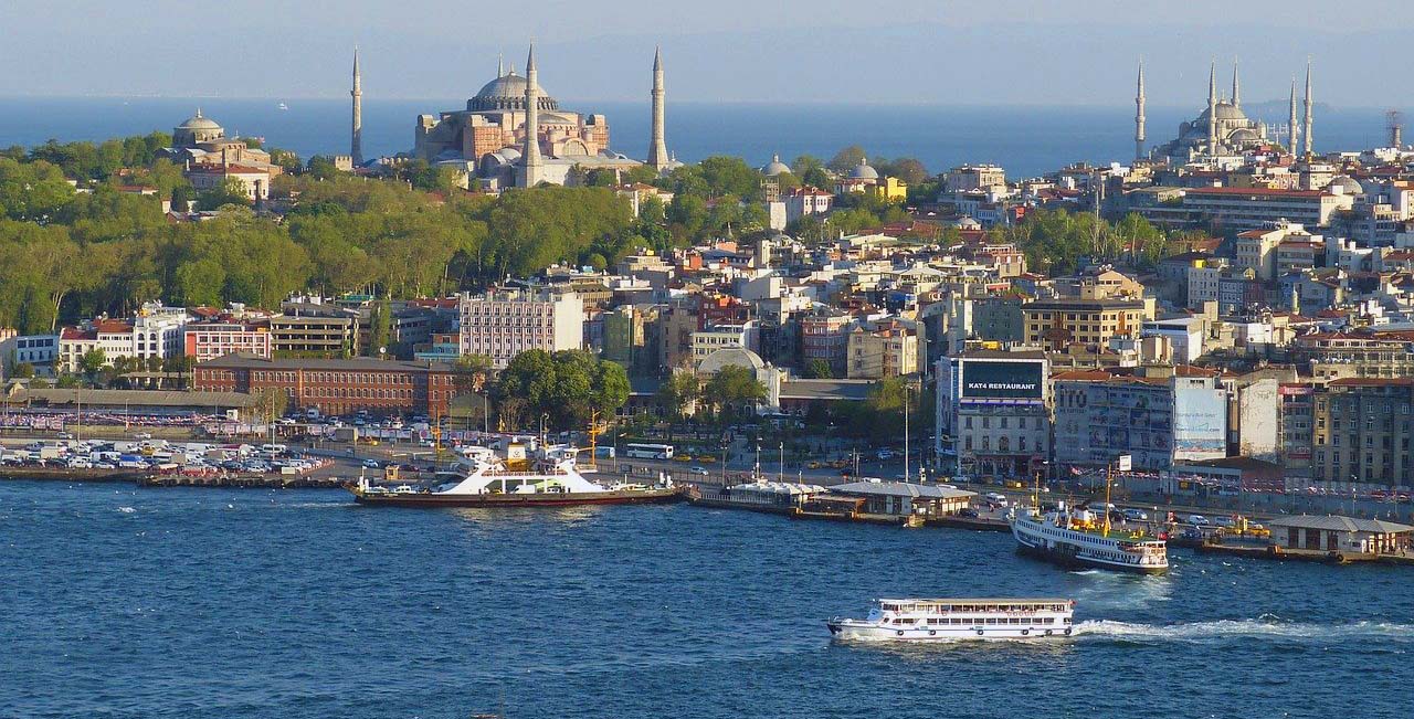 Purse vigilante in Istanbul, Turkey