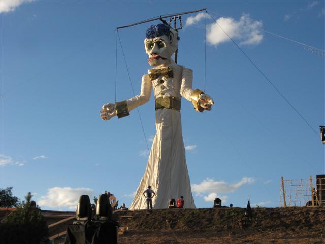 Zozobra being built during day time